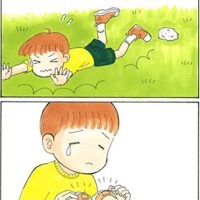 ●よさこい賞「思いやり」 P.N.せらなるみ やさしい画風の絵が的確で自然な流れで思いやりあふれるオチへ！ 　バンソウコウが２個というのがベスト！ 　一個だと、そっけない、３個は押しつけがましくなる。そういう感覚も読者に伝わると思われる。２コマ目の石がなぜか白っぽいのがナゾですね。たぶん痛がっている色かもね？！涙が、イタさとやさしさの２種類！作者の感性が伝って来ます。（矢野） ４コマでこんなほんわかした優しさが伝えられるんですね。タイトルもオチも気負いがなくてスーッと心に沁みてきます。（くさか）
